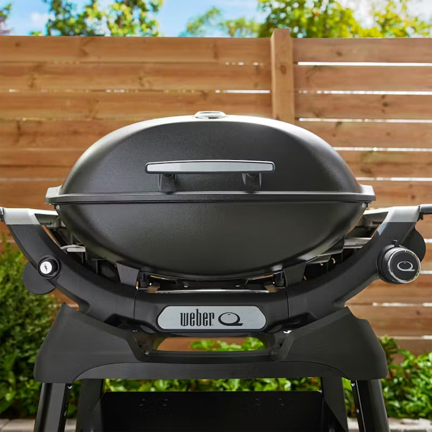 Weber Q 2200N Gas BBQ with Side Tables and Compact Stand